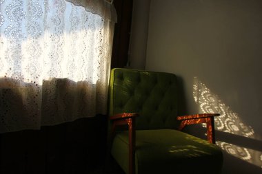 Beyaz perdelerden gelen ışık sandalyelerde ve duvarlarda desenler oluşturur. soyut nesne desen arkaplanı