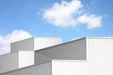 Gümüş kıvrımlı metal kutunun kare şeklindeki perspektif görüntüsü. Geometrik tasarım mavi gökyüzü beyaz bulutuna karşı dokuma çizgisi deseni soyut arkaplan