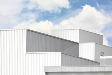 Gümüş kıvrımlı metal kutunun kare şeklindeki perspektif görüntüsü. Geometrik tasarım mavi gökyüzü beyaz bulutuna karşı dokuma çizgisi deseni soyut arkaplan