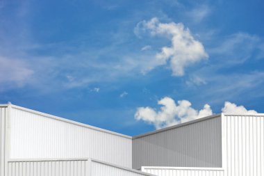 Gümüş kıvrımlı metal kutunun kare şeklindeki perspektif görüntüsü. Geometrik tasarım mavi gökyüzü beyaz bulutuna karşı dokuma çizgisi deseni soyut arkaplan