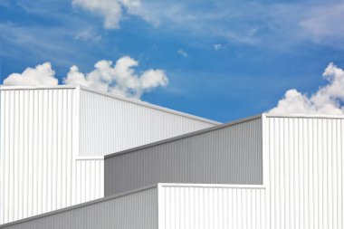 Gümüş kıvrımlı metal kutunun kare şeklindeki perspektif görüntüsü. Geometrik tasarım mavi gökyüzü beyaz bulutuna karşı dokuma çizgisi deseni soyut arkaplan