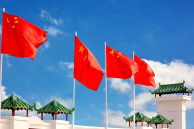 Chaina bayrakları eski Chaina duvar stilinde mavi gökyüzünde beyaz bulut