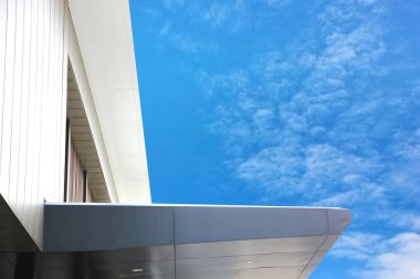 Mavi gökyüzüne karşı mimari dış bina