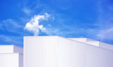 Mimari tasarım kare şeklindeki kıvrımlı duvar geometrik binası. Fabrika deposu, güzellikle ilgili bir nokta yaratmak için dokularla kaplanmış.