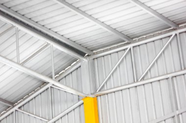 Fabrika deposunun çelik yapı çatı kirişi çatı katını bükmüş. Çelik yapıların çapraz kaynaklarıyla güçlendirilerek çelik boyutunun küçültülmesi.