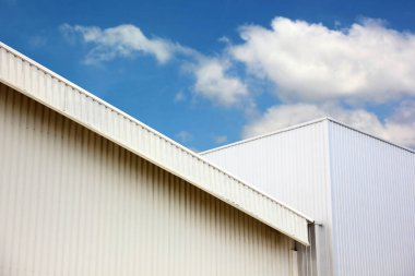 Mimari tasarım kare şeklindeki kıvrımlı duvar geometrik binası. Fabrika deposu, güzellikle ilgili bir nokta yaratmak için dokularla kaplanmış.