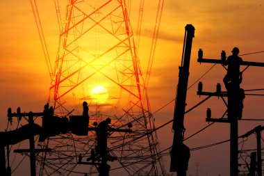 Kırsal bölgedeki yüksek voltajlı elektrik direği geçidi witj bluesky