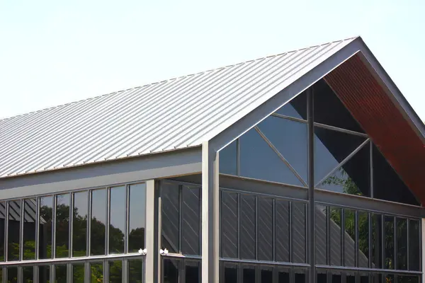 Mimar, siyah çeliği yuvarlak metal çatılı ana yapı olarak kullanarak evi tasarladı.