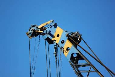 Asansör mekanizması ve kablo vinçte yüklendi