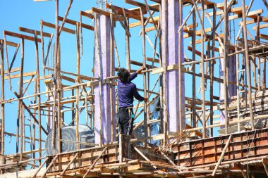 İnşaat işçisi döşemeden önce ahşap destek yapısını hazırlıyor