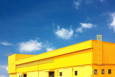 Mimari tasarım kare şekilli kıvrımlı duvar geometrik binaları. Fabrika deposu, güzellikle ilgili bir nokta yaratmak için dokularla kaplanmış.