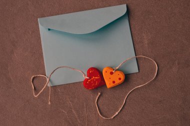 Bir tebrik kartının yanında çok renkli tahta kalpler.