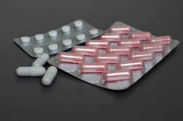 Tabletták Kapszulák Szürke Alapon Gyógyszerek Vitaminok — Stock Fotó