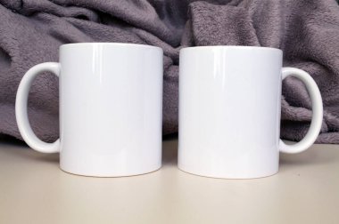Resim ve fotoğraf çekmek için iki beyaz seramik kap