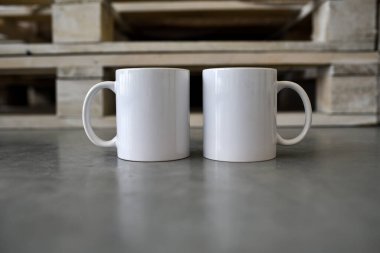 Süblimleşme için deseni olmayan beyaz seramik bardak, çay için bir fincan.