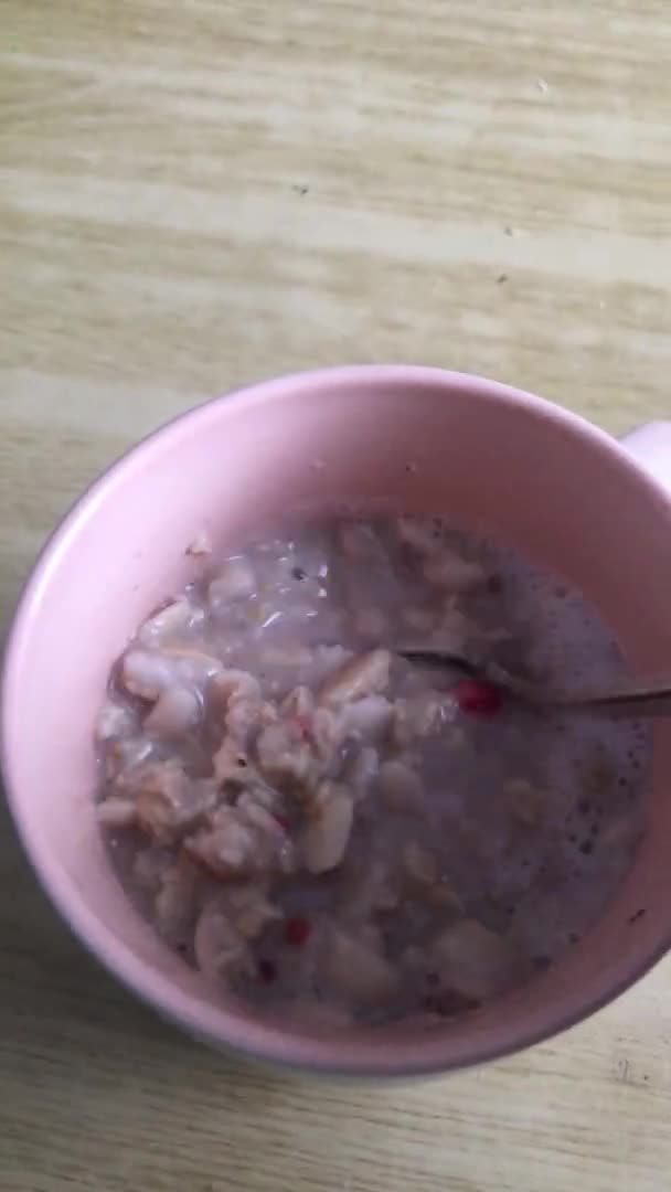 一个健康早餐菜的垂直收尾视频 在杯子里放浆果 用银勺子搅拌红指甲油 — 图库视频影像