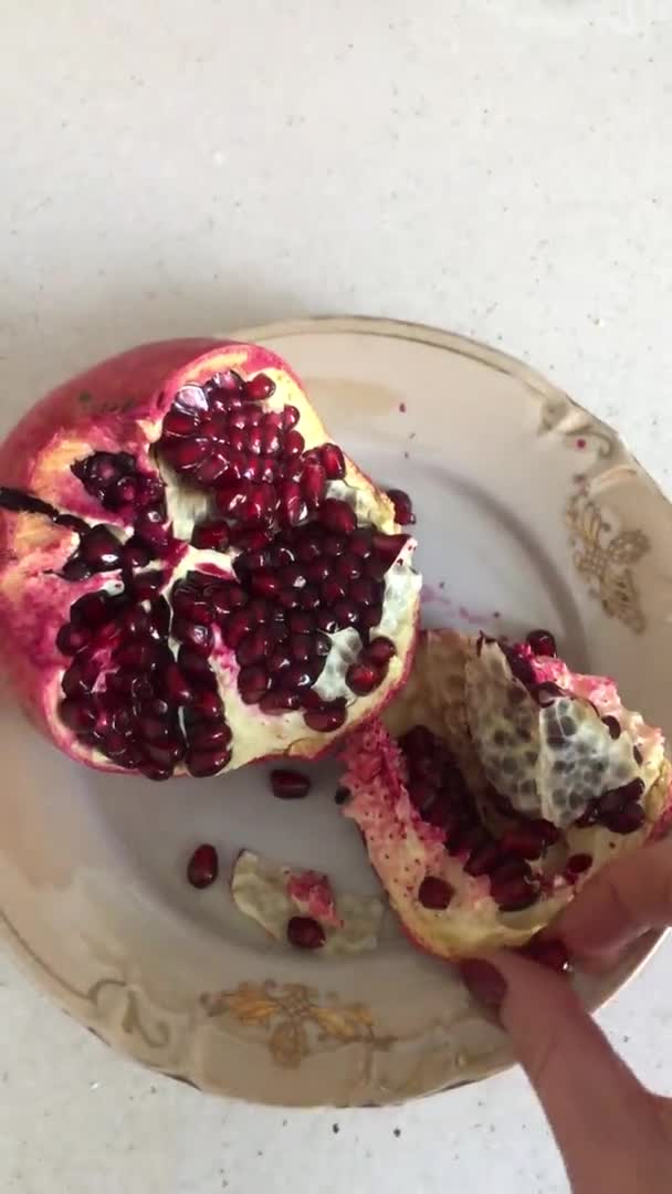 Real Time Vertical Shot Captures Vibrancy Open Ripe Pomegranate Beige — Stock Video