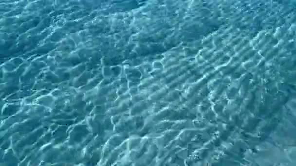 Horizontal Direto Cima Vista Perto Água Cristalina Ondulações Areia Branca — Vídeo de Stock