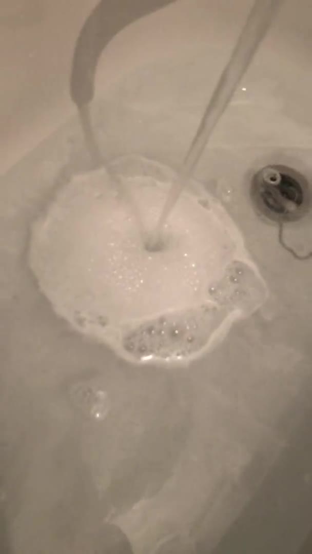 Yukarıdan Gelen Dikey Görüntü Musluktan Küvete Akan Suyun Beyaz Köpük — Stok video