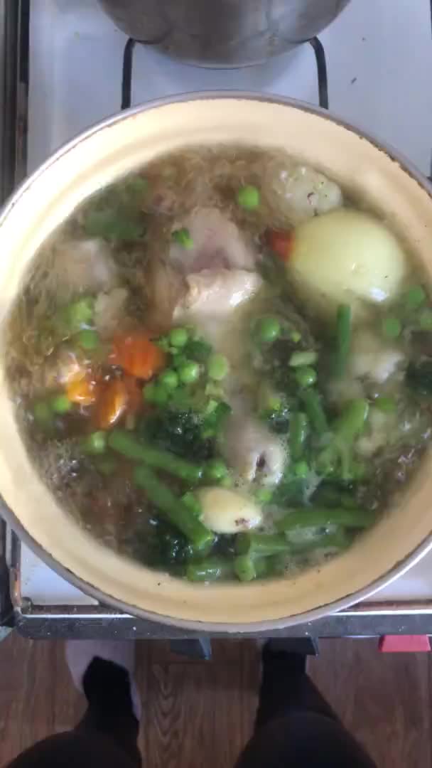 Vertical Straight Video Chicken Soup Boiling Yellow Pan Old Fashioned — Stock Video