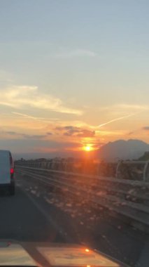 Altın Saat Yolu: Golfo Aranci 'den Olbia' ya Sardunya Yolu, Kirli Camlar Arasında Sunlit Tepeleri, Dikey Video 