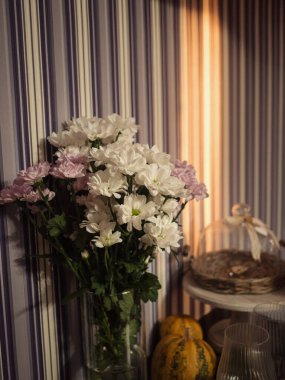 Autumn Home Decor: Chrysanthemums, Pumpkins, and Cakestand with Cookies in a Sunlit Setting, Dikey Yakın