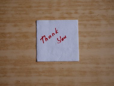 Kağıt peçeteye el yazısıyla yazılmış bir 