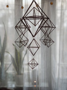 Geleneksel Ukrayna Noel Saman Dekorasyonu 'Pavuk' un Dikey Yakın Çekimi Beyaz Tulle Perdeli Pencereye Karşı