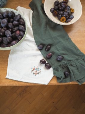 Kaselerdeki Erikler Mutfak Havlularına Dağılmış, Dikey Düz Yataklar