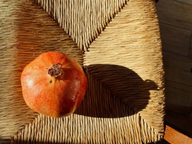 Bir Hasır Sandalyede Güneş Işığı Nar Bir Akdeniz Yatay Yaşam