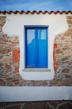 Golfo Aranci, Sardunya 'da Canlı Mavi Kapalı Pencereli İtalyan Fustik Taş Cephesi