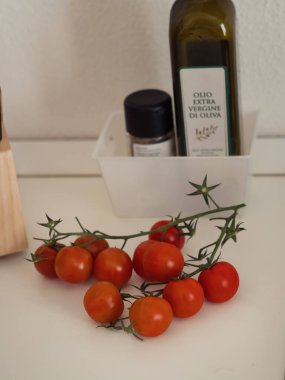 Beyaz Mutfak Tezgahında Kiraz Domatesleri, Dikey Yakın Çekim