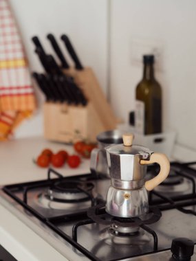 Moka Pot ve Mutfak Esasları ile Samimi İtalyan Mutfağı, Dikey Görünüm