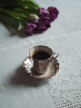 Klasik Kahve Kupası ve Mor Laleler, Dikey Durgun Hayat 