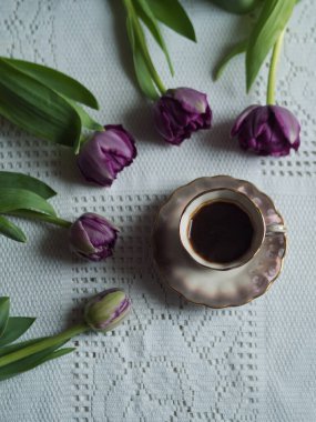 Mor lalelerle çevrili Vintage Coffee Cup, Dikey Düz Yatay