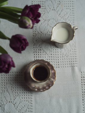 Espresso, Süt ve Laleler, Dikey Romantik Kahvaltı Düzlüğü