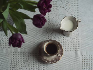 Espresso, Süt ve Laleler, Dikey Romantik Kahvaltı Düzlüğü