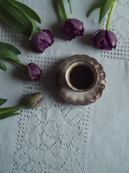 Mor lalelerle çevrili Vintage Coffee Cup, Dikey Düz Yatay