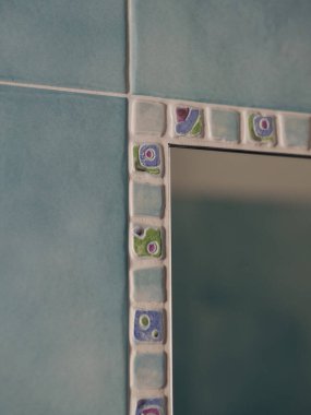 Mavi Döşemeli Duvarda Mozaik Çerçeveli Ayna, İtalyan Banyolarının Dikey Yakın Çekimi