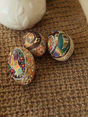 Üç Pysanka Yumurtası Çiçekli ve Sihirli Kuş Tasarımı Masada, Dikey Kapalı