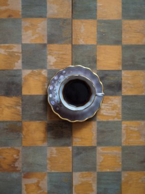 Eski Çiçek Kupası 'nda Espresso Yaşlanmış Tahta Satranç tahtası, Dikey Üst Aşağı Görünüm