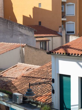 Sardunya 'daki Olbia Eski Kasabası' nda Terracotta Çatıları ve Katmanlı Mimarinin Dikey Geniş Açı Görünümü