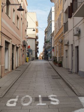 Grey Pavement Olbia, Sardinya, İtalya 'da Beyaz Durak Tabelasıyla Eski Şehir Caddesine Dikey Geniş Açı Görüş