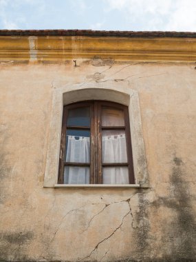Eski Şehir Olbiya, Sardunya 'da Kubbe Biçimli Pencereli ve Beyaz Perdeli Yaşlanmış İtalyan Cephesi