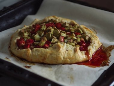 Rustik Rhubarb ve Çilek Galerisi Eksikliğinin Tepside Sulu Doldurulmuş Dikey Yakın Çekimi