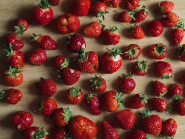 Tahta Masada Taze Çilekler Yatay Düz Yatar