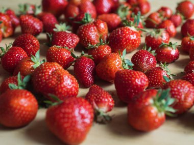 Tahta Masada Taze Çilekler Yatay Yakın Çekim
