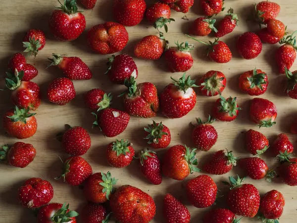 Tahta Masada Taze Çilekler Yatay Düz Yatar