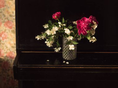 Pembe Şakayıklar ve Beyaz Yasemin Eski Siyah Piyano, Haziran Yatay Durgun Hayat