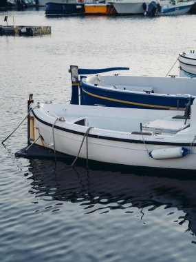 Golfo Aranci, Sardinya, İtalya 'da Balıkçılık Koyu' nda İki Tekne